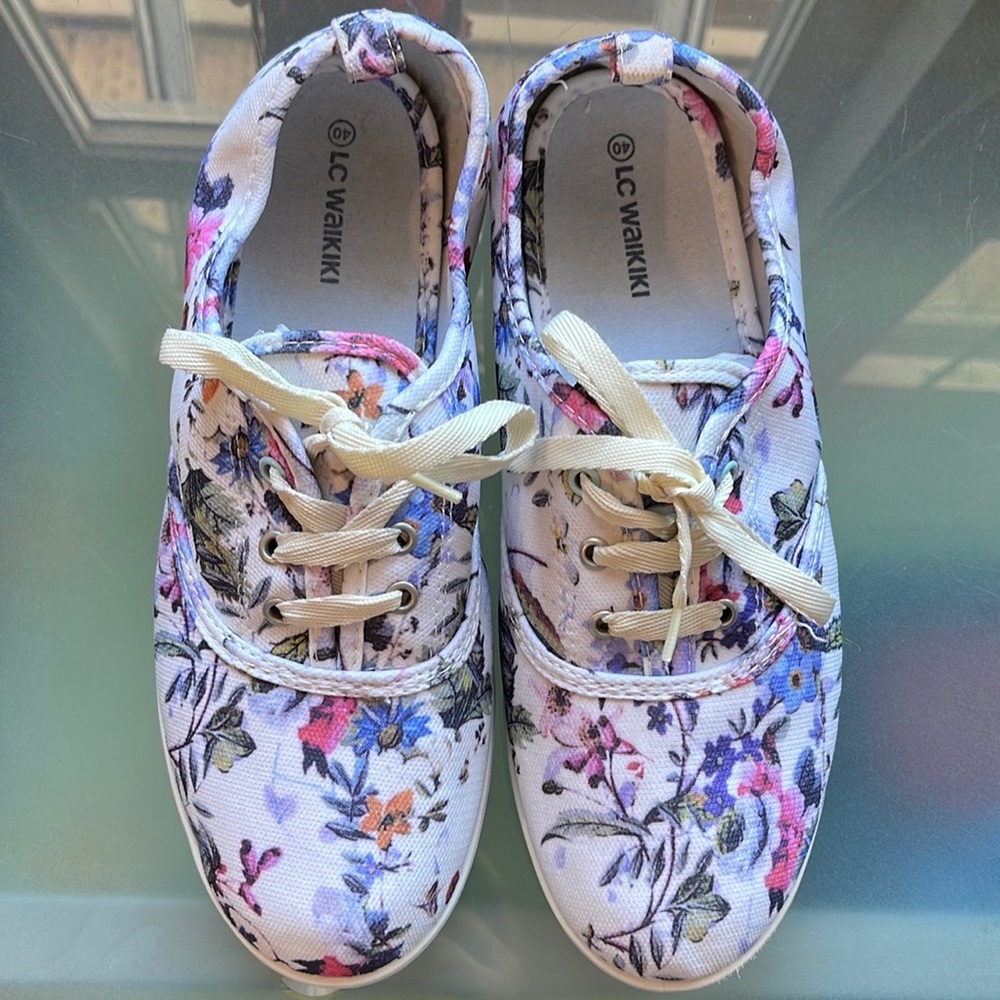 Floral sneakers, new not used, size US 8